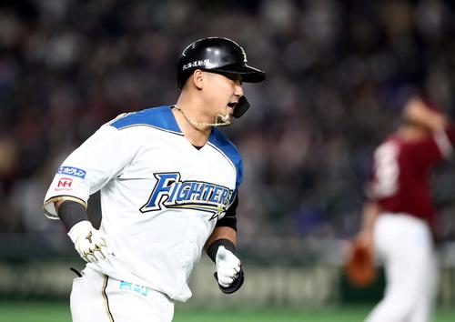 日本ハム対楽天　6回裏日本ハム2死、左越え本塁打を放ち叫ぶ中田（撮影・黒川智章）
