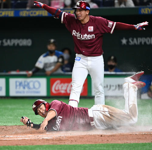 日本ハム対楽天　2回表楽天2死二塁、浅村は黒川の適時打で生還する。後方は小郷（撮影・山崎安昭）