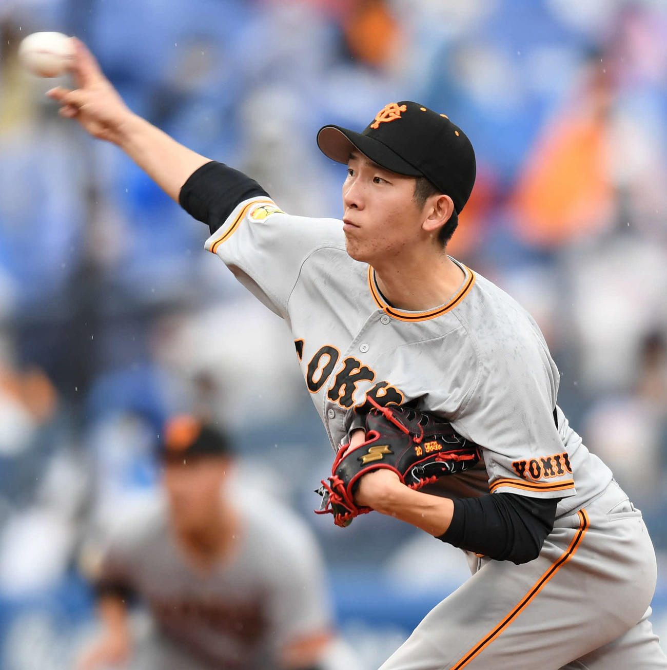 DeNA対巨人　力投する巨人先発の戸郷（撮影・横山健太）