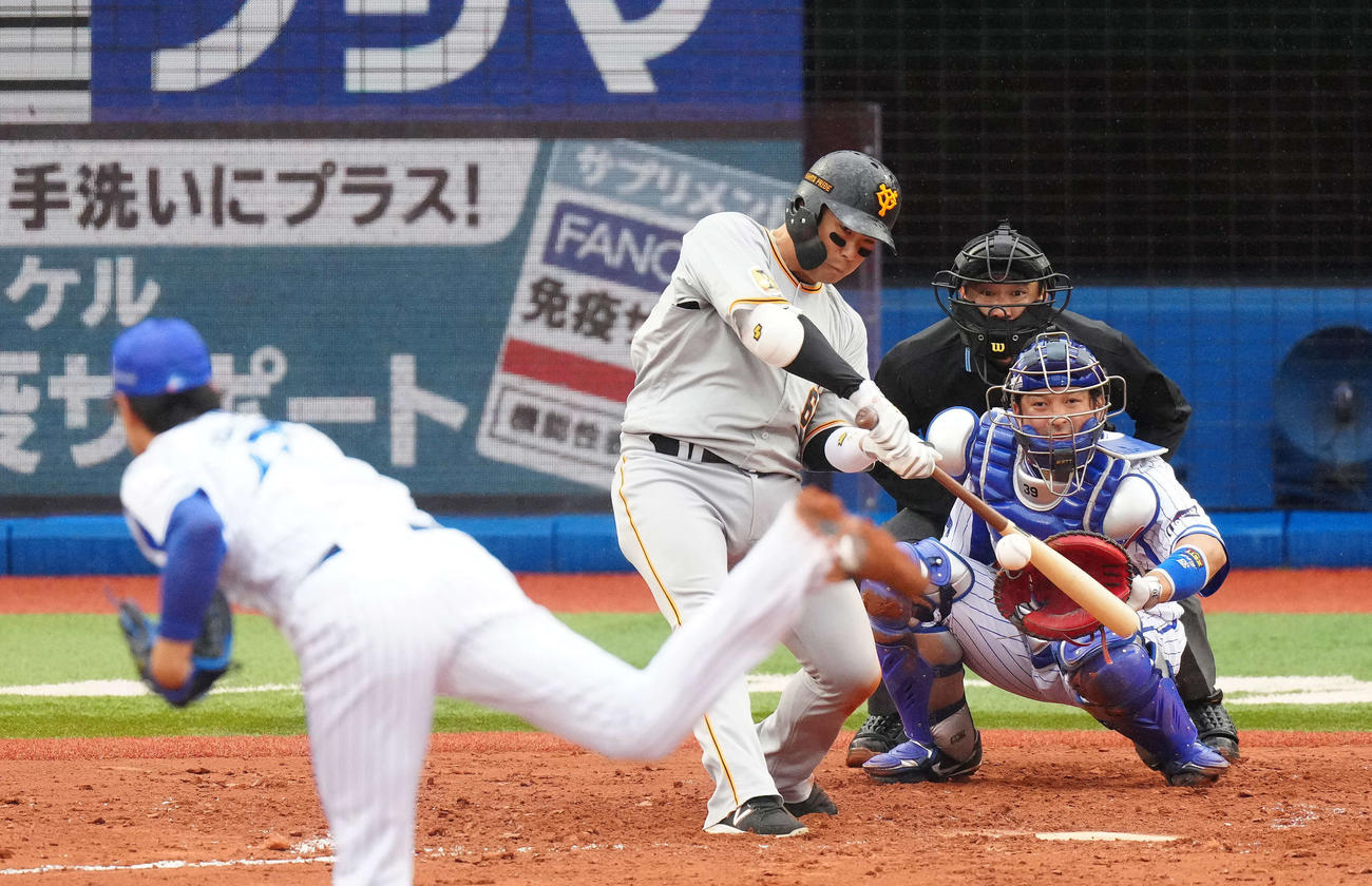 DeNA対巨人　6回表巨人2死一、三塁、右越え3点本塁打を放つ香月。投手上茶谷（撮影・江口和貴）