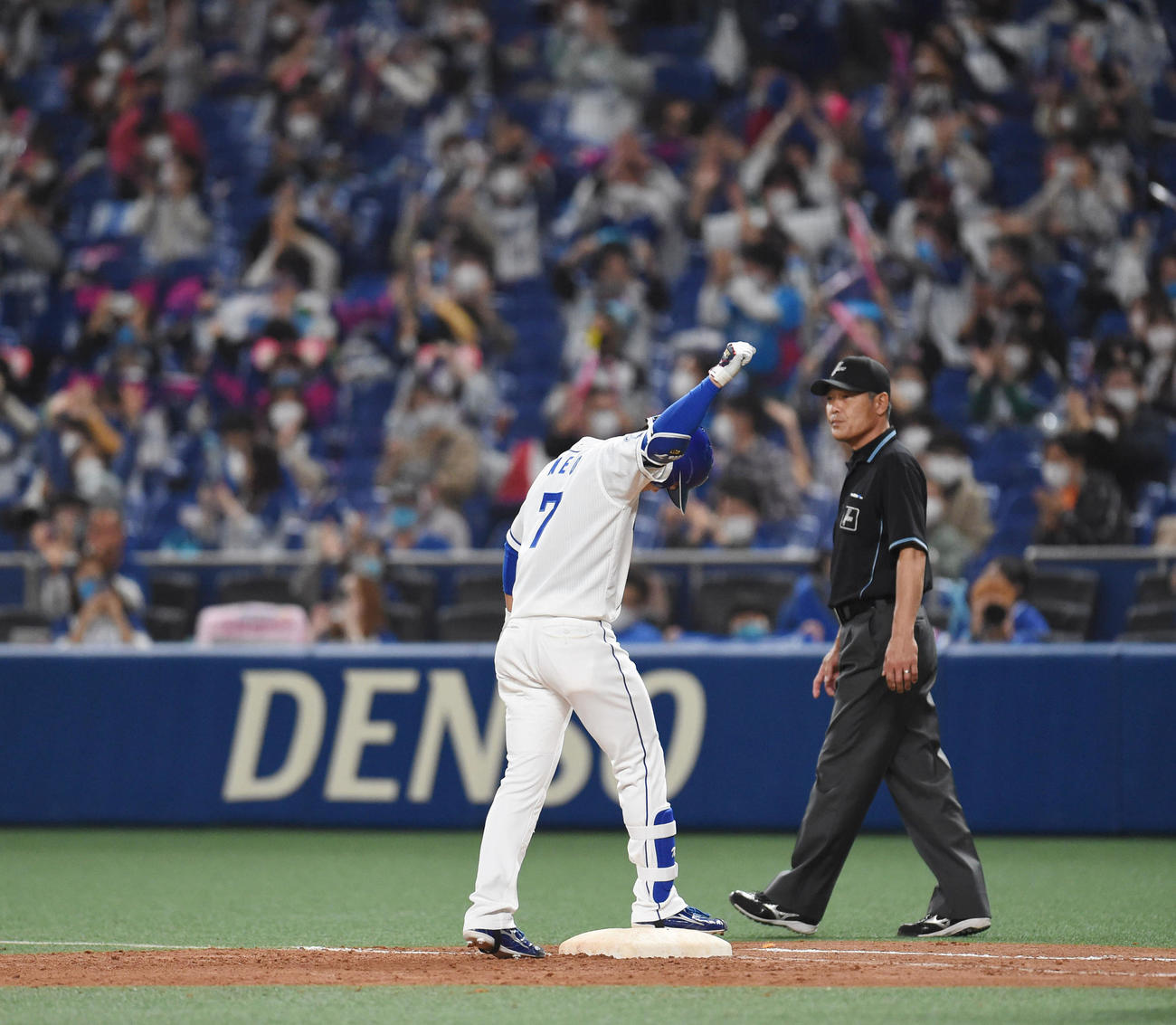 中日対広島　7回裏中日1死満塁、右2点適時打を放った根尾（撮影・森本幸一）