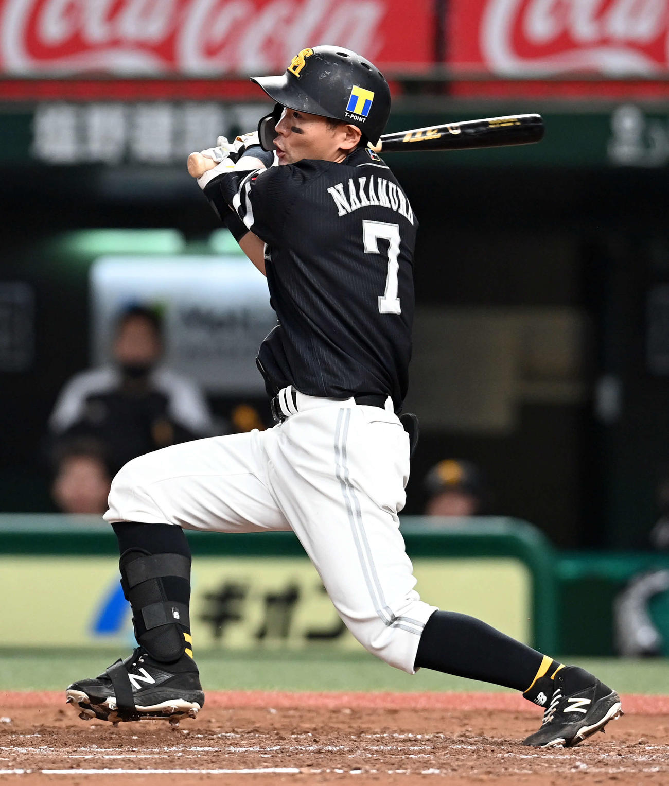 西武対ソフトバンク　8回表ソフトバンク1死三塁、中前に適時打を放つ中村晃（撮影・たえ見朱実）