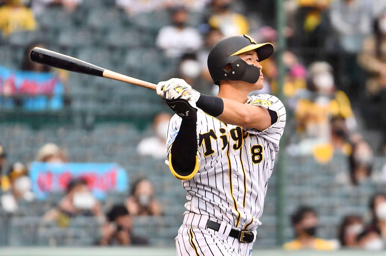 阪神対ソフトバンク　9回裏阪神1死、右中間にソロ本塁打を放つ佐藤輝（撮影・上田博志）