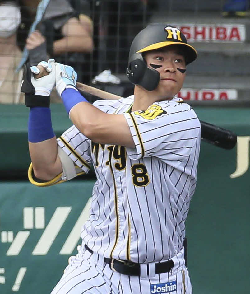 阪神対巨人　6回裏阪神2死、青いリストバンドを付けた佐藤輝は、左越え本塁打を放つ（撮影・上山淳一）