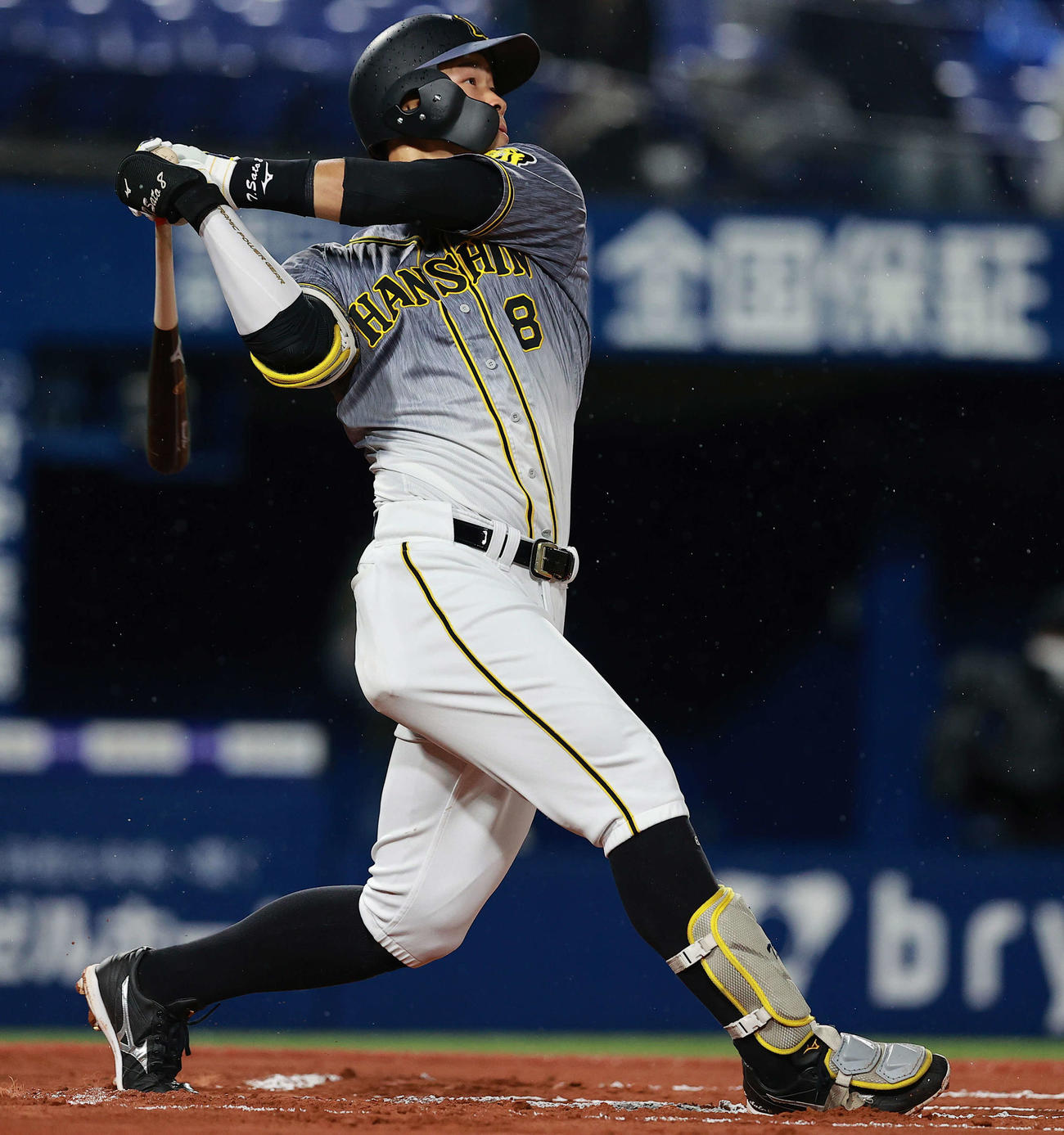 4月9日のDeNA対阪神　6回表阪神無死、佐藤輝は右越え場外本塁打を放つ（撮影・野上伸悟）