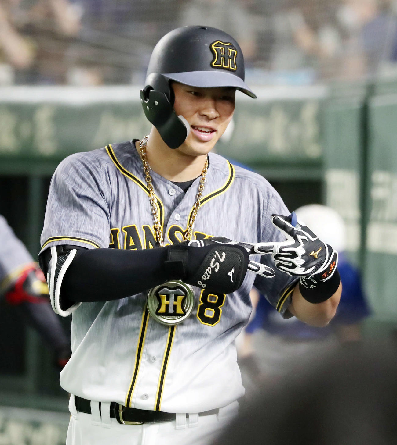 DeNA対阪神　6回表阪神無死、佐藤輝は中越え本塁打を放ちベンチ前でZポーズを披露（撮影・加藤哉）
