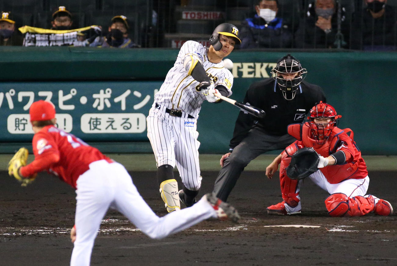 4月14日の阪神対広島　4回裏阪神無死一塁、佐藤輝は森下から甲子園1号となる右越え2点本塁打を放つ（撮影・上山淳一）
