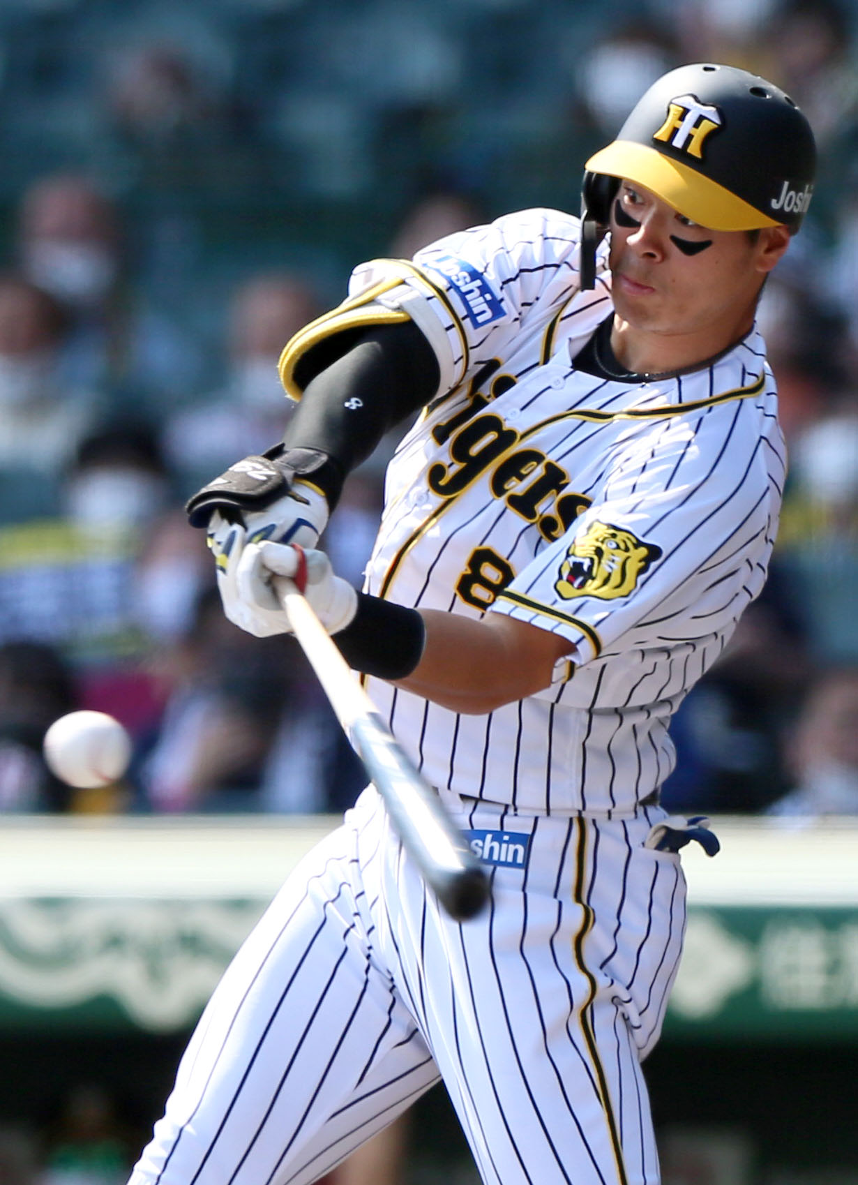 阪神対DeNA6回戦　2回裏阪神無死一塁、佐藤輝明は右越え2点本塁打を放つ（撮影・上山淳一）＝2021年4月25日、甲子園球場