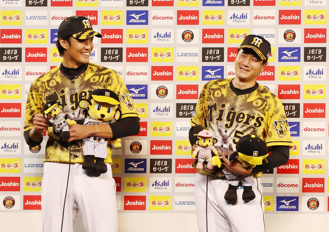 阪神対ヤクルト　ヒーローインタビューを受ける藤浪（左）と小林（撮影・加藤哉）