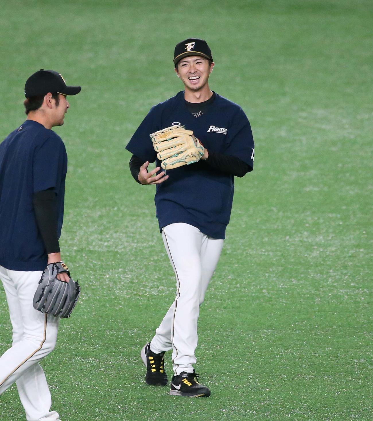 16日、笑顔でキャッチボールする日本ハム上沢