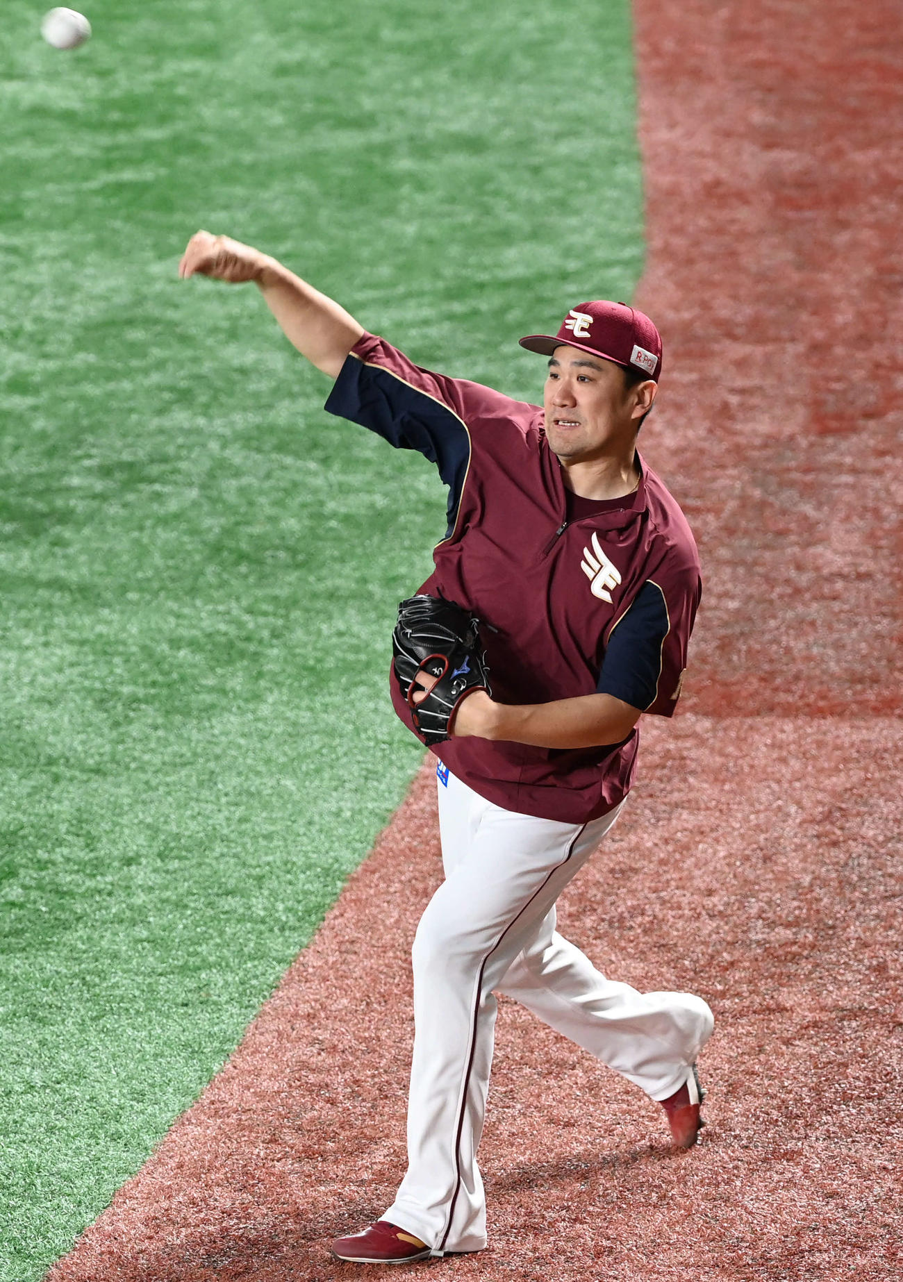 キャッチボールをする楽天田中将（2021年4月16日撮影）