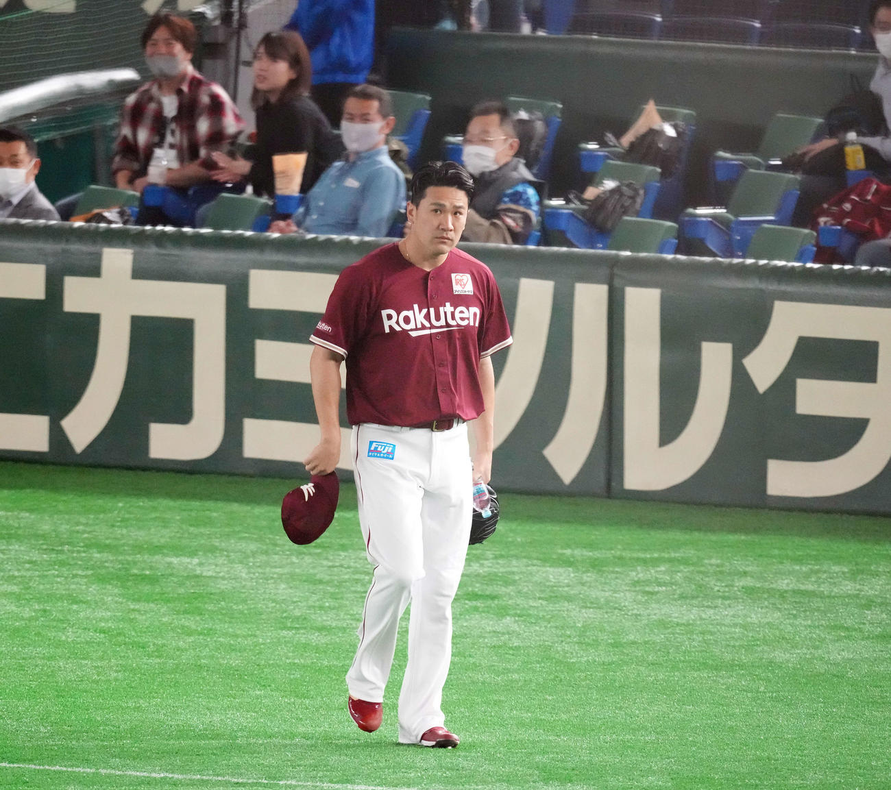 日本ハム対楽天　先発予定の楽天田中将はファンの拍手の中グラウンドへ姿を現す（撮影・鈴木みどり）