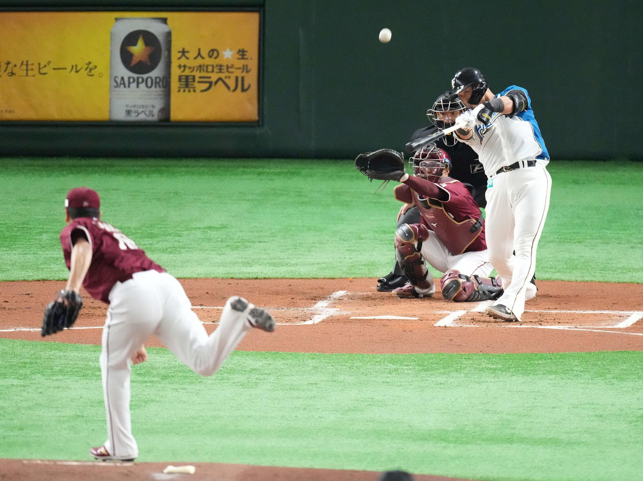 日本ハム対楽天　1回裏日本ハム2死一塁、左中間に先制の2点本塁打を放つ中田。投手田中将（撮影・鈴木みどり）