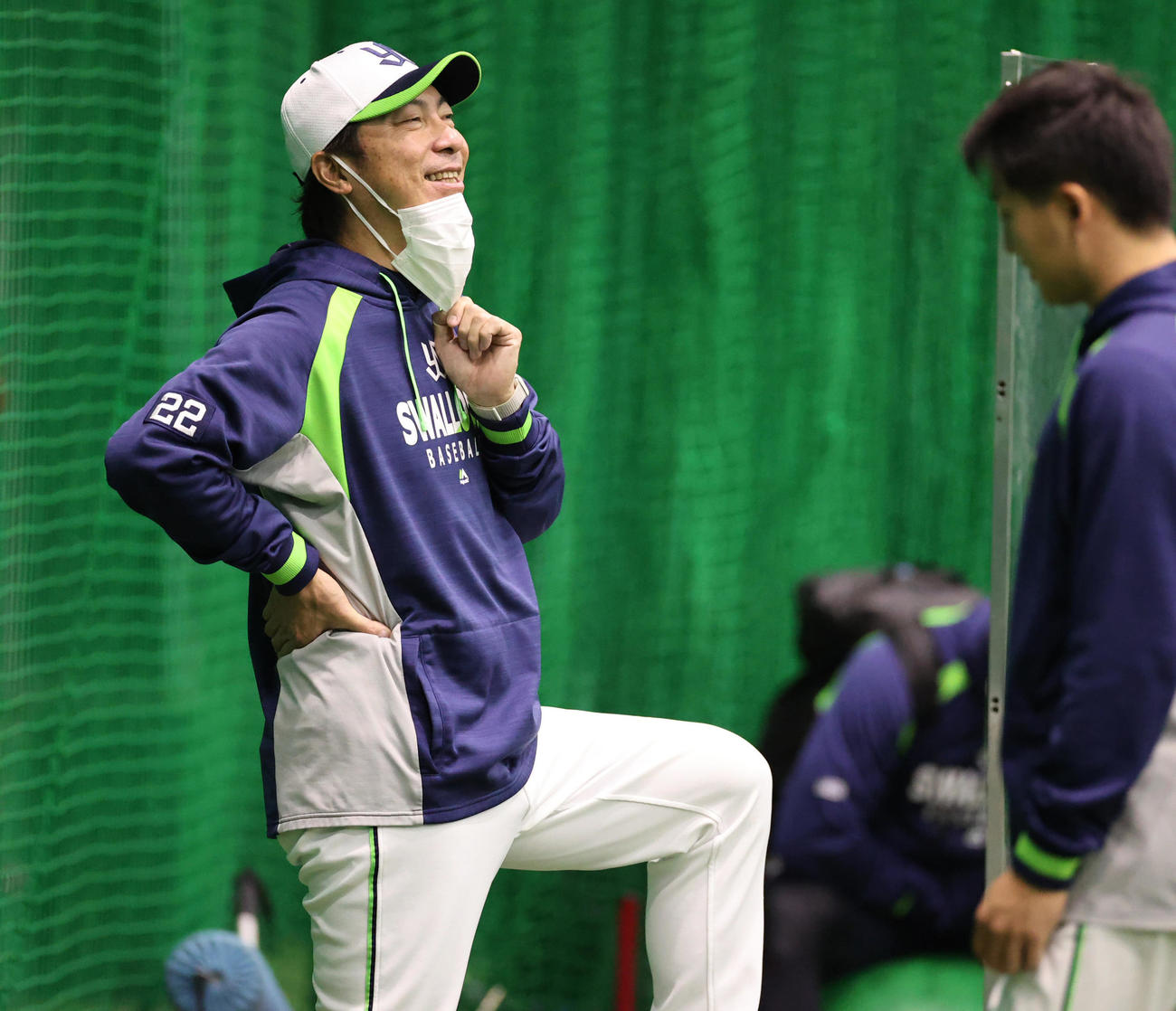 阪神対ヤクルト　笑顔で練習をみる高津監督（撮影・清水貴仁）