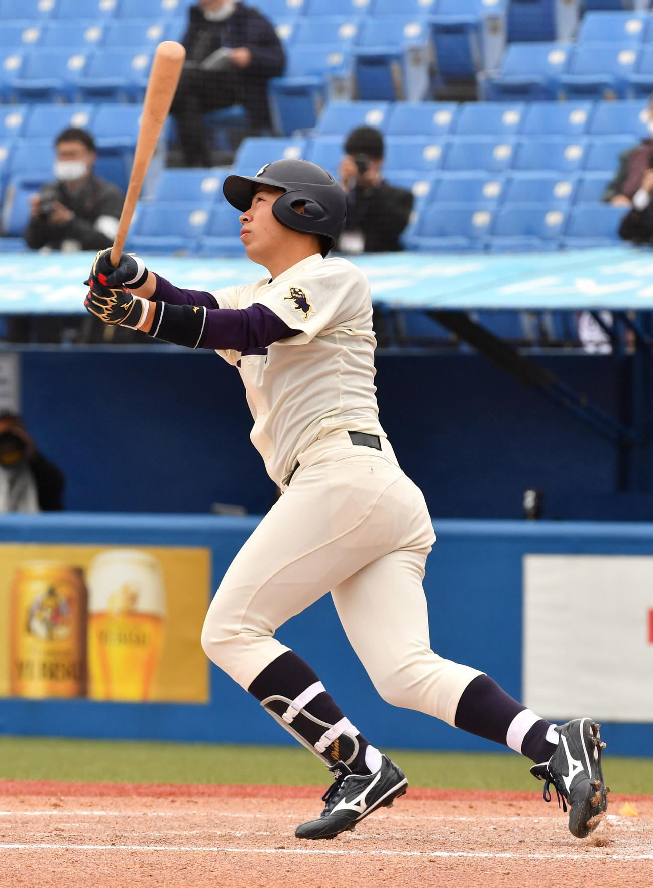 明大対東大　5回表明大2死二塁、篠原は左越えに本塁打を放つ（撮影・柴田隆二）
