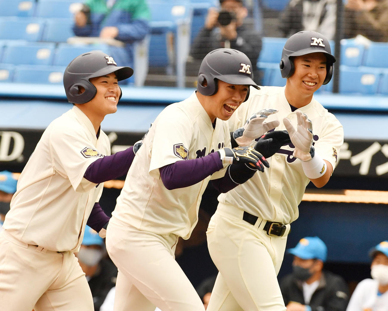 明大対東大　2回表明大無死一、三塁、篠原（中央）は中越えに本塁打を放ちナインと喜び合う（撮影・柴田隆二）