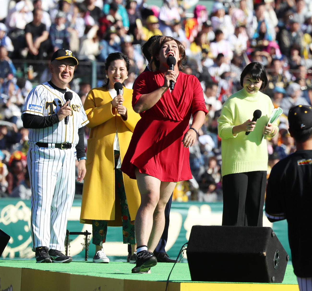 リンゴちゃんのモノマネで「渚のシンドバット」を熱唱する谷川（2019年11月23日撮影）