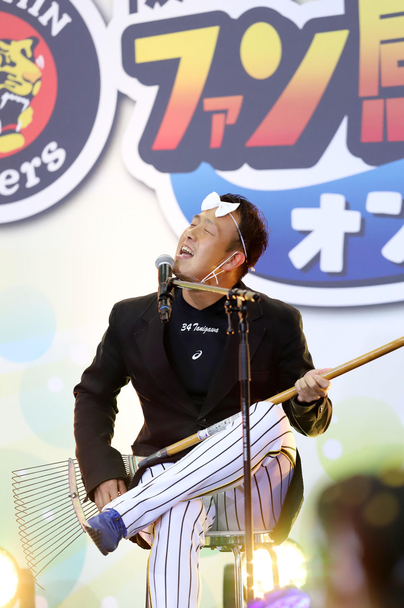 ファン感謝デーでレーキを手に熱唱する谷川（2020年12月5日撮影）