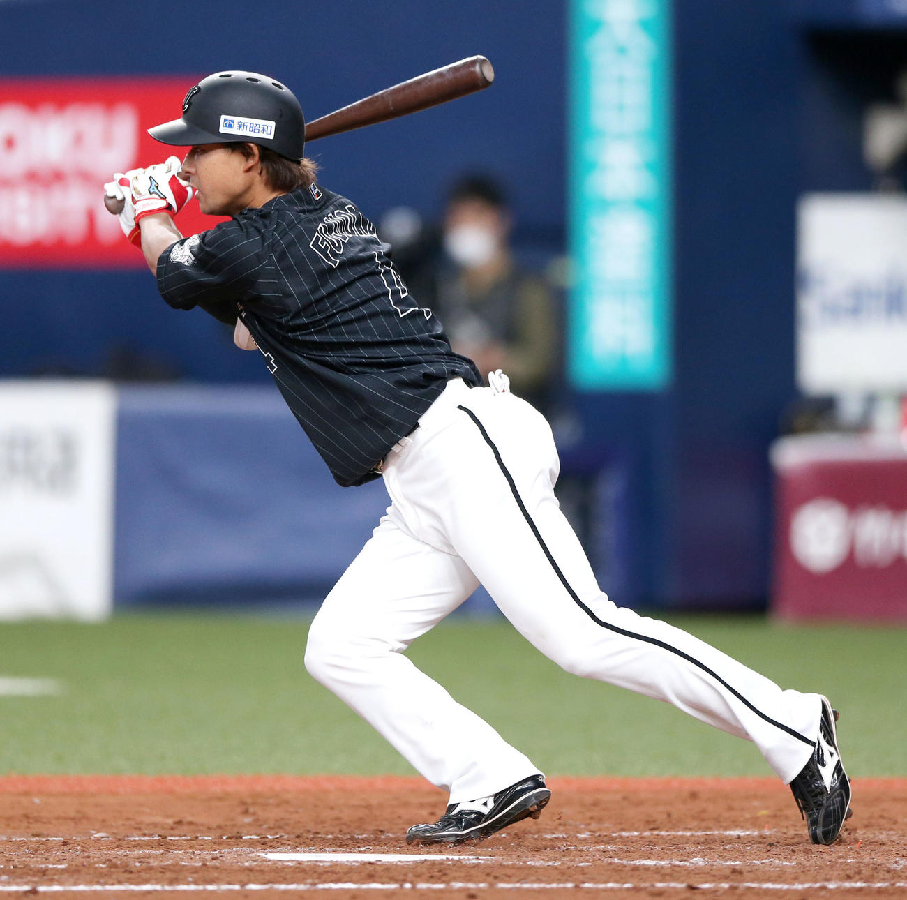 オリックス対ロッテ　4回表ロッテ2死満塁、藤岡は先制の二塁内野安打を放つ（撮影・上山淳一）