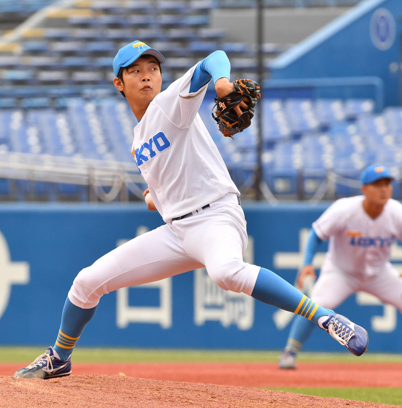 明大対東大　4回から登板した大久保助監督の息子の大久保英貴（撮影・柴田隆二）