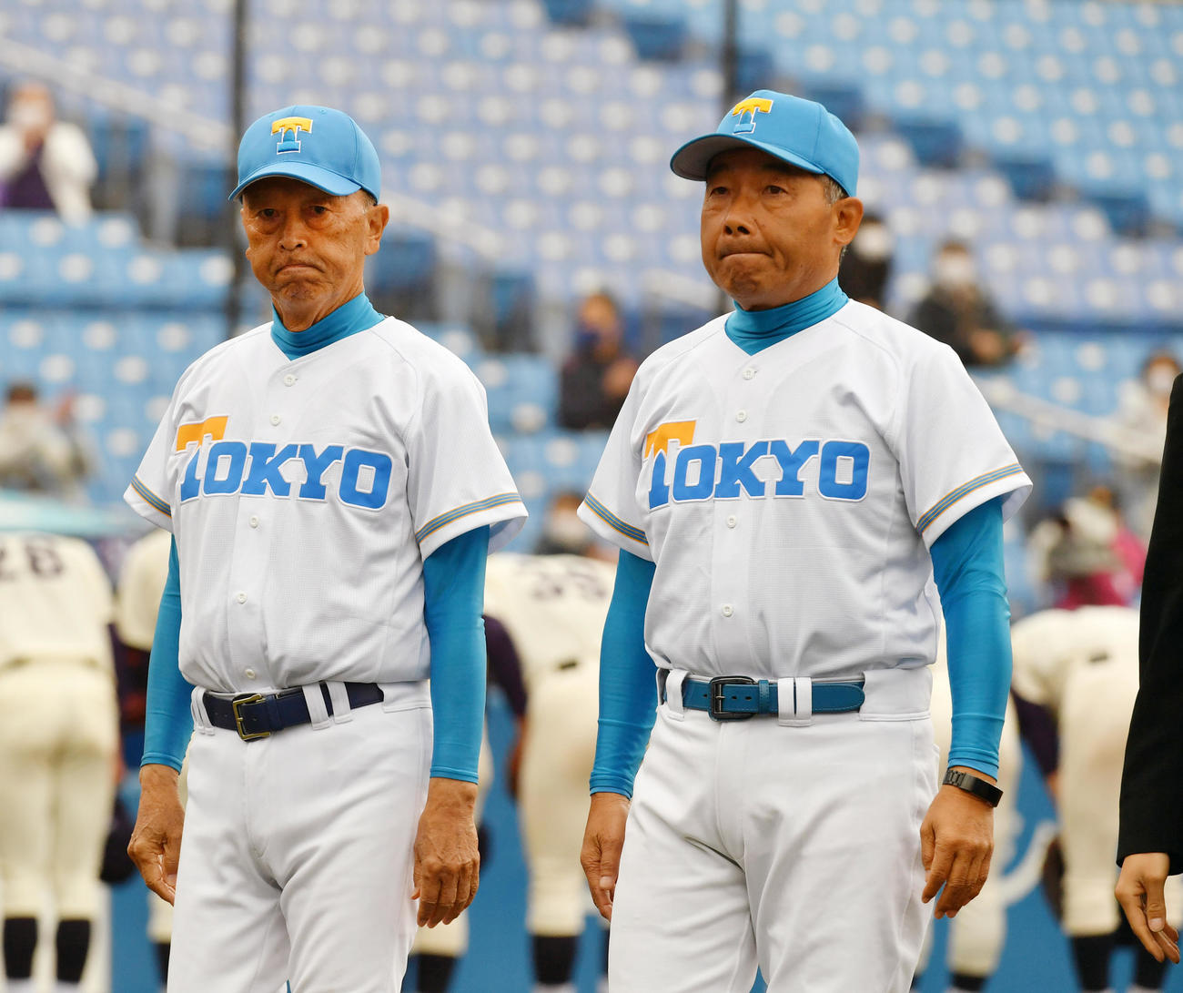 明大対東大　試合前、あいさつする東大・井手監督（左）と大久保助監督（撮影・柴田隆二）