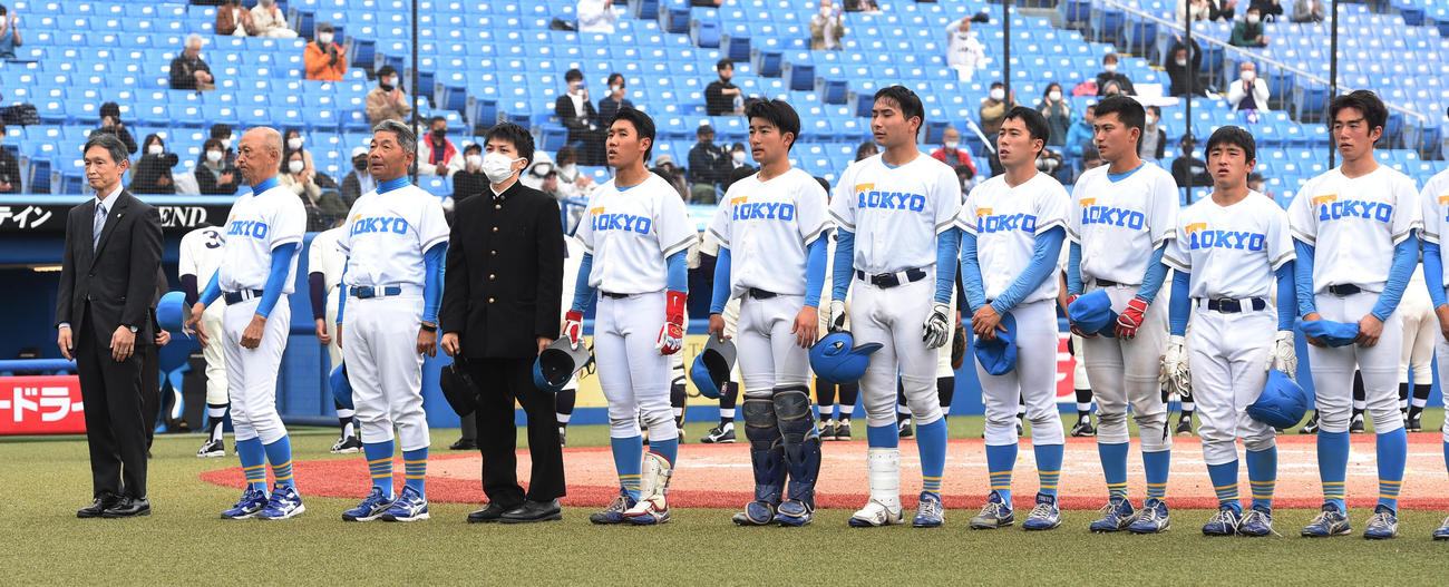 明大対東大　11対0で敗れた東大ナインはスタンドに一礼する（撮影・柴田隆二）
