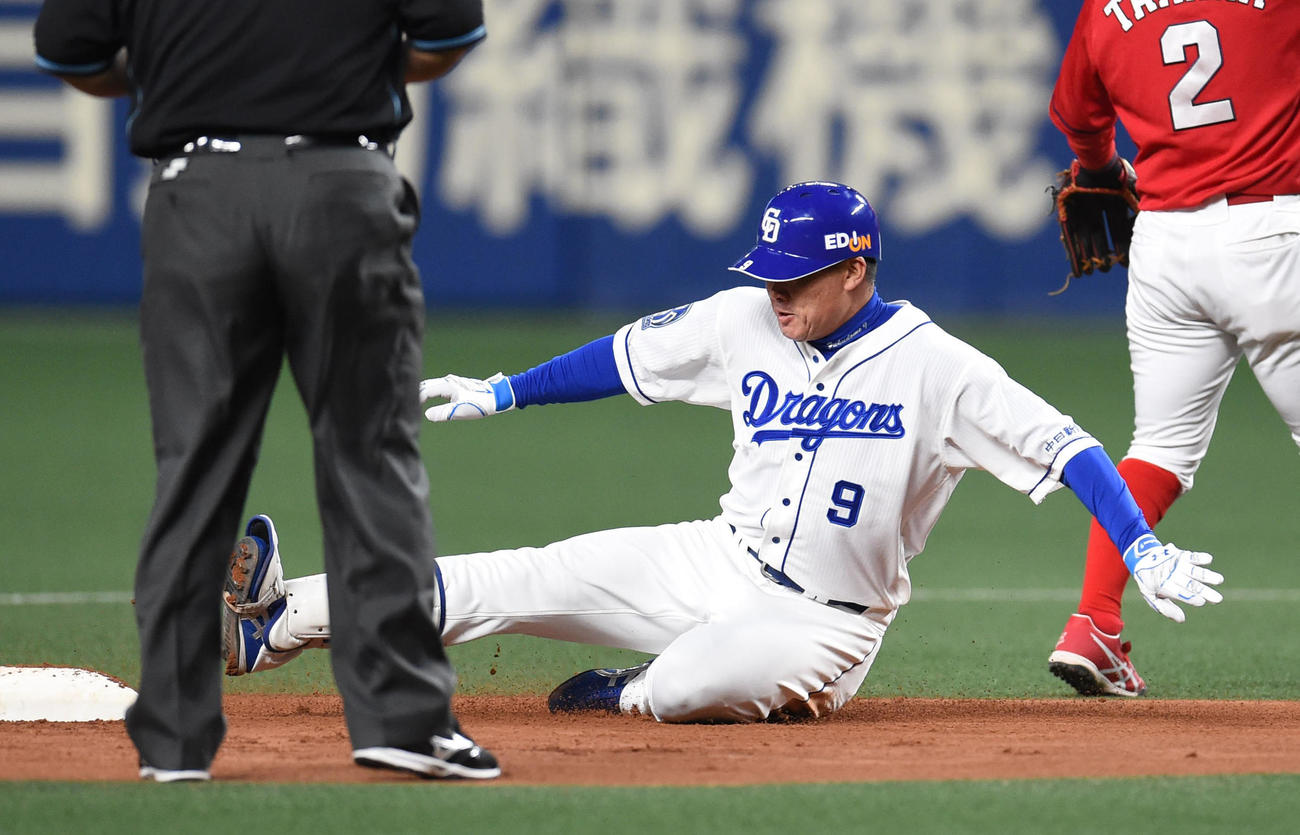 中日対広島　4回裏中日1死二塁、右適時二塁打を放った福留（撮影・森本幸一）