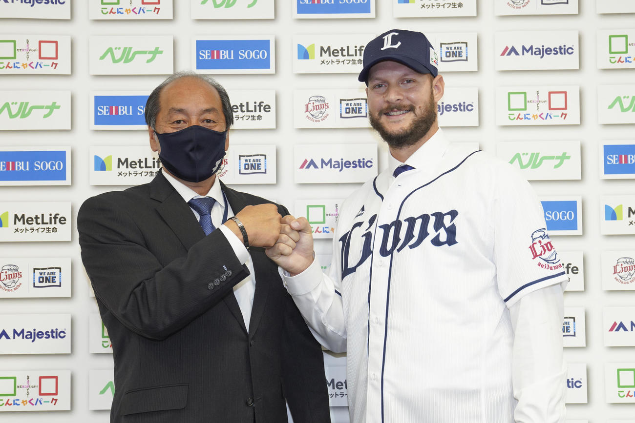 グータッチをする西武渡辺GM（左）とダーモディ（球団提供）