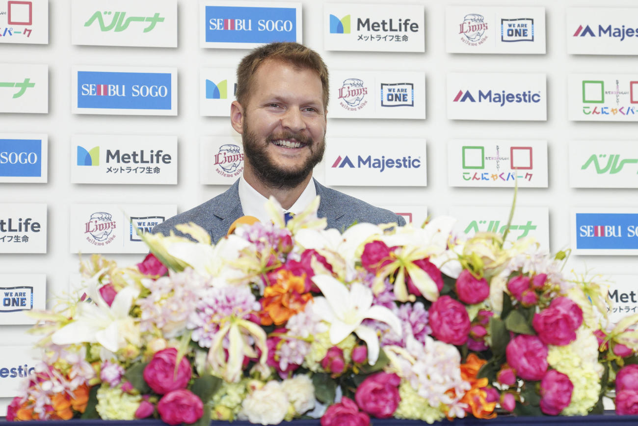 入団会見で笑顔を見せる西武ダーモディ（球団提供）
