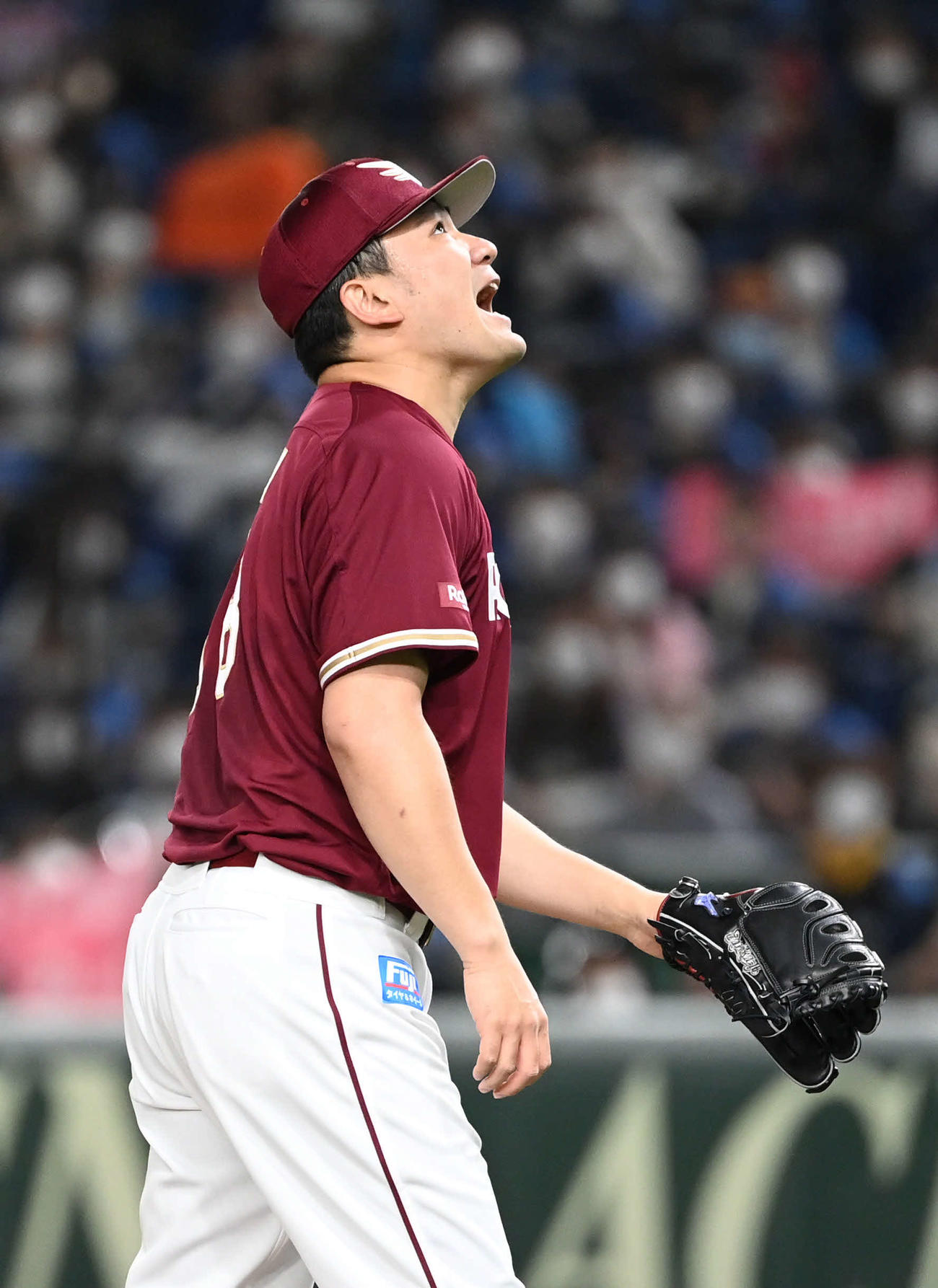 日本ハム対楽天　2回裏日本ハム2死、西川に捕邪飛を打たせて大声をあげる田中将（撮影・山崎安昭）