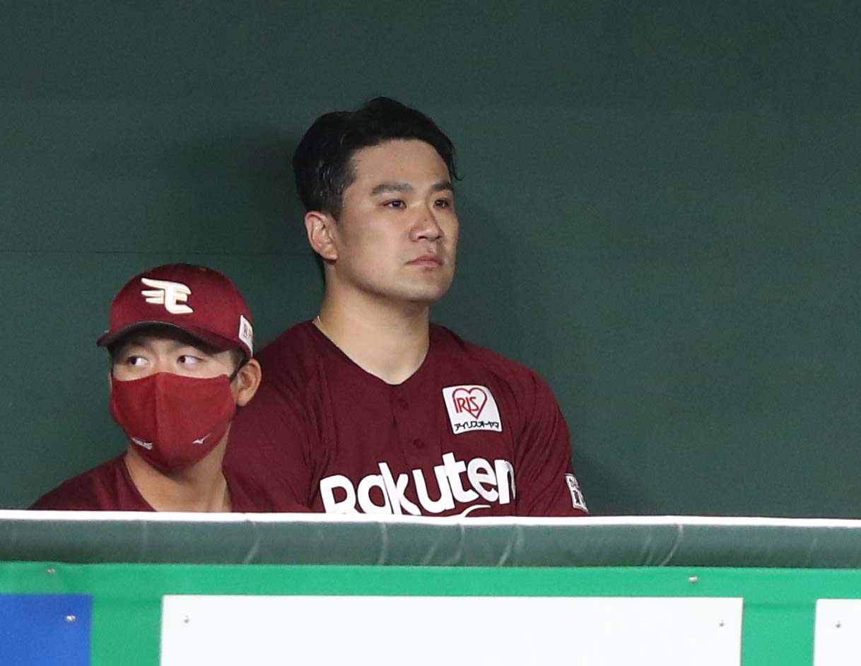 日本ハム対楽天　5回を投げ終えベンチで試合を見つめる田中将（撮影・黒川智章）