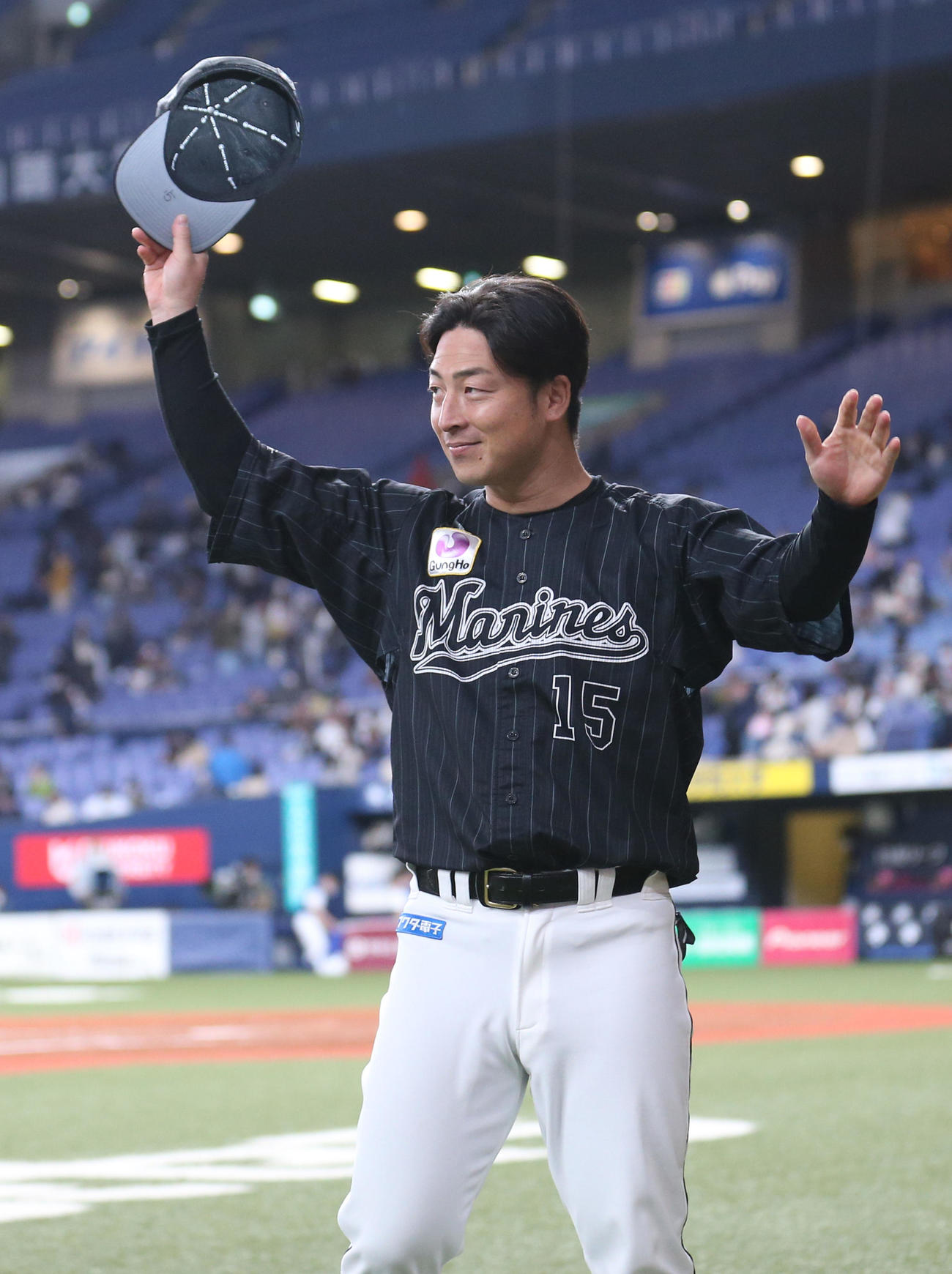 オリックス対ロッテ　ヒーローの美馬はスタンドのファンに帽子を取ってあいさつする（撮影・上山淳一）
