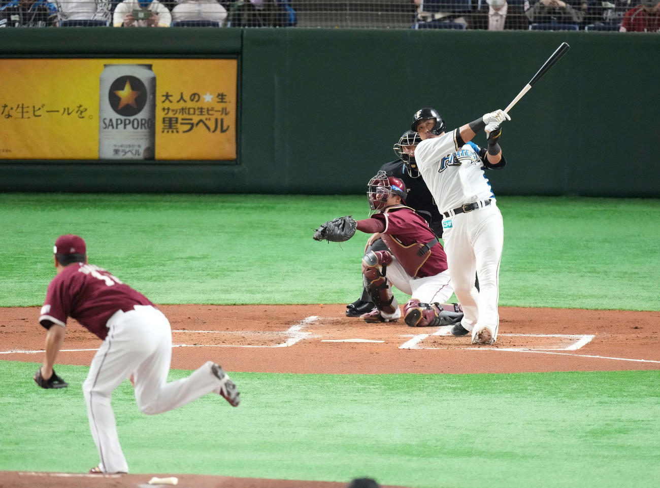日本ハム対楽天　1回裏日本ハム2死一塁、左中間に先制の2点本塁打を放つ中田。投手田中将（撮影・鈴木みどり）