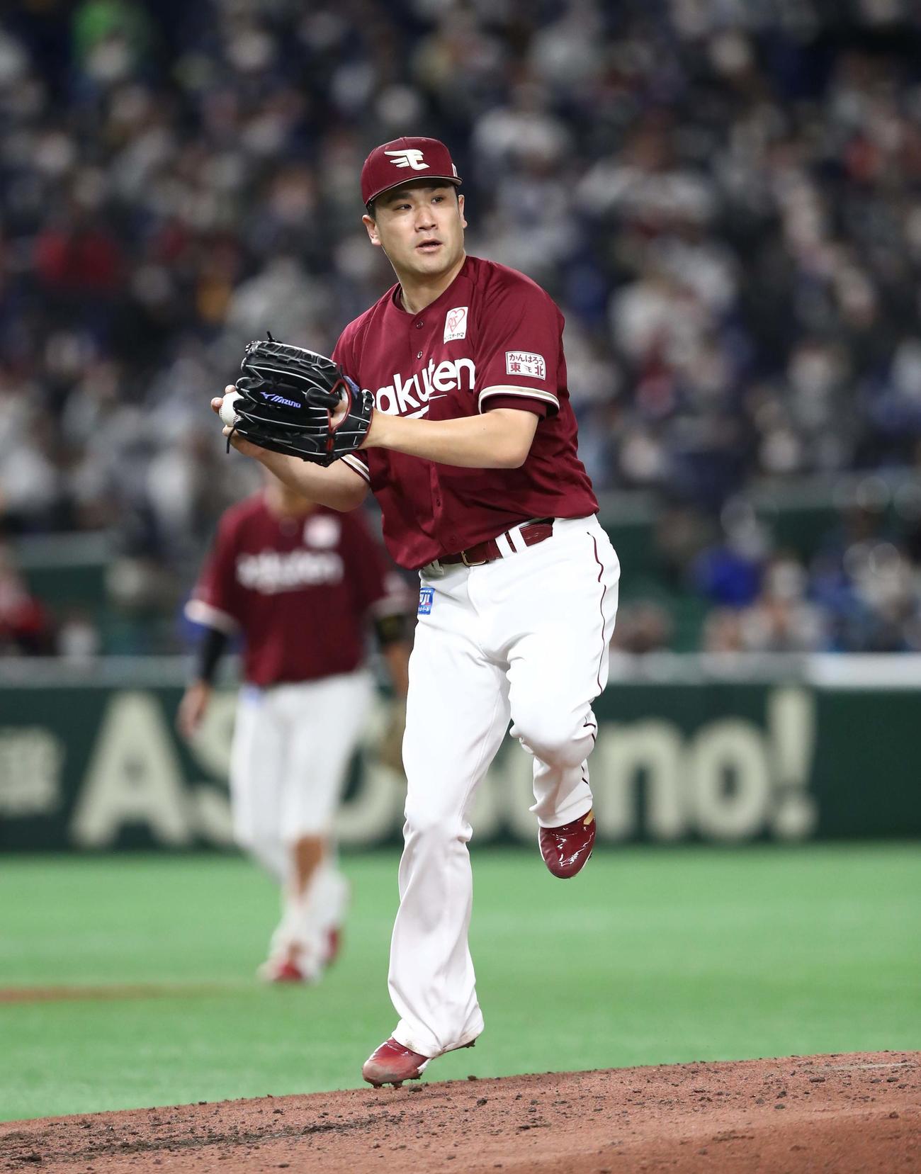 日本ハム対楽天　4回裏日本ハム1死一塁、石井を投直の併殺にとる田中将（撮影・黒川智章）