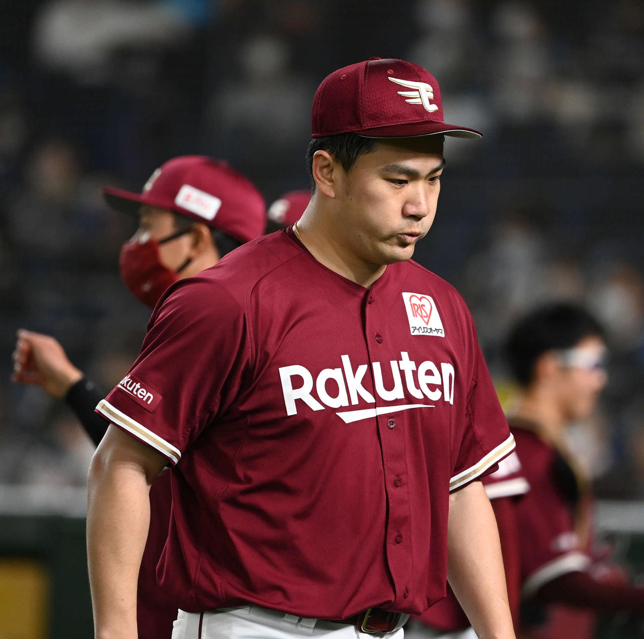 日本ハム対楽天　2回、大きく息を吐き出しながらベンチに戻る楽天田中将（撮影・山崎安昭）