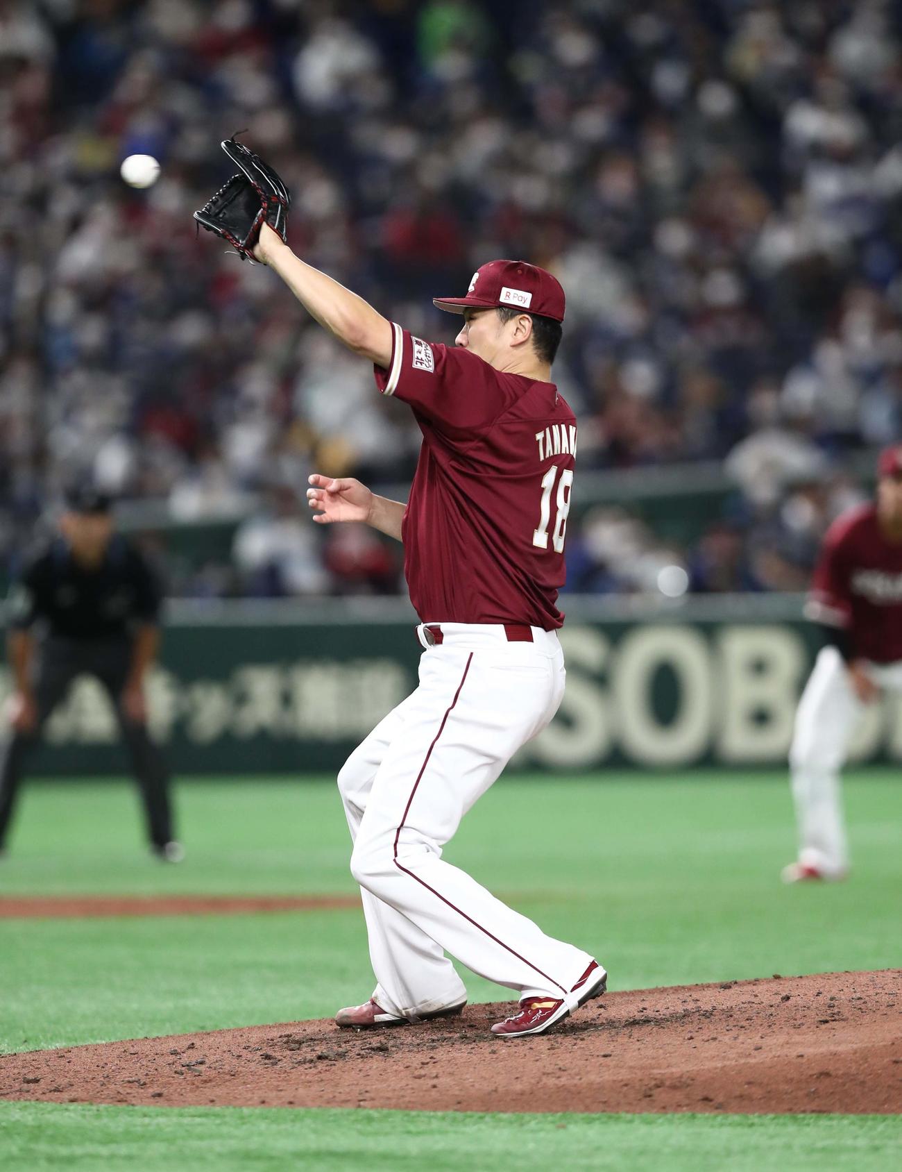 日本ハム対楽天　4回裏日本ハム1死一塁、石井を投直の併殺にとる田中将（撮影・黒川智章）