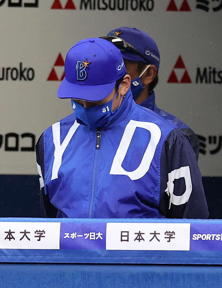 DeNA対巨人　敗戦し下を向くDeNA三浦監督（撮影・鈴木正人）