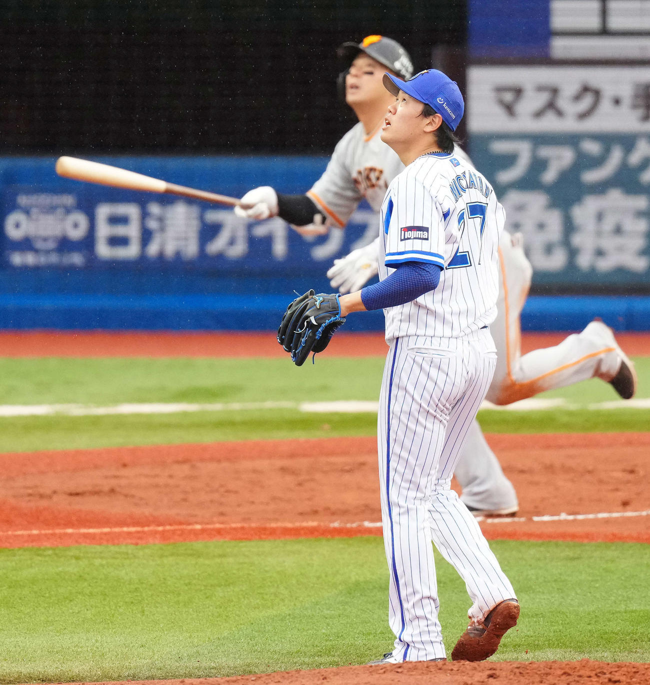 DeNA対巨人　6回表巨人2死一、三塁、香月（後方）に3点本塁打を浴びる上茶谷（撮影・江口和貴）