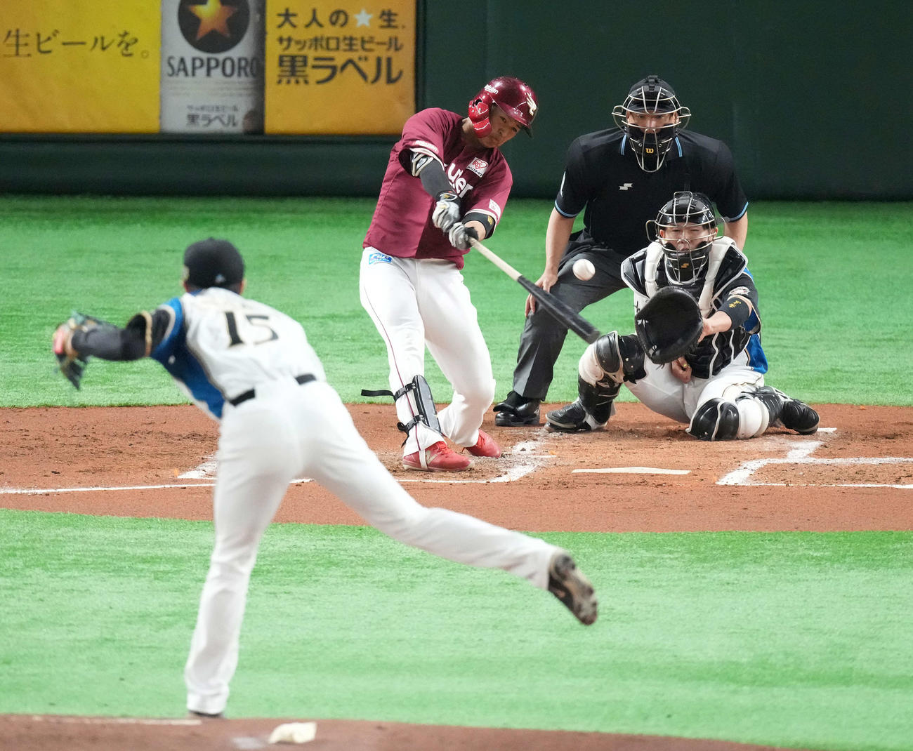 日本ハム対楽天　2回楽天2死二塁、中前適時打を放つ黒川。投手上沢（撮影・鈴木みどり）