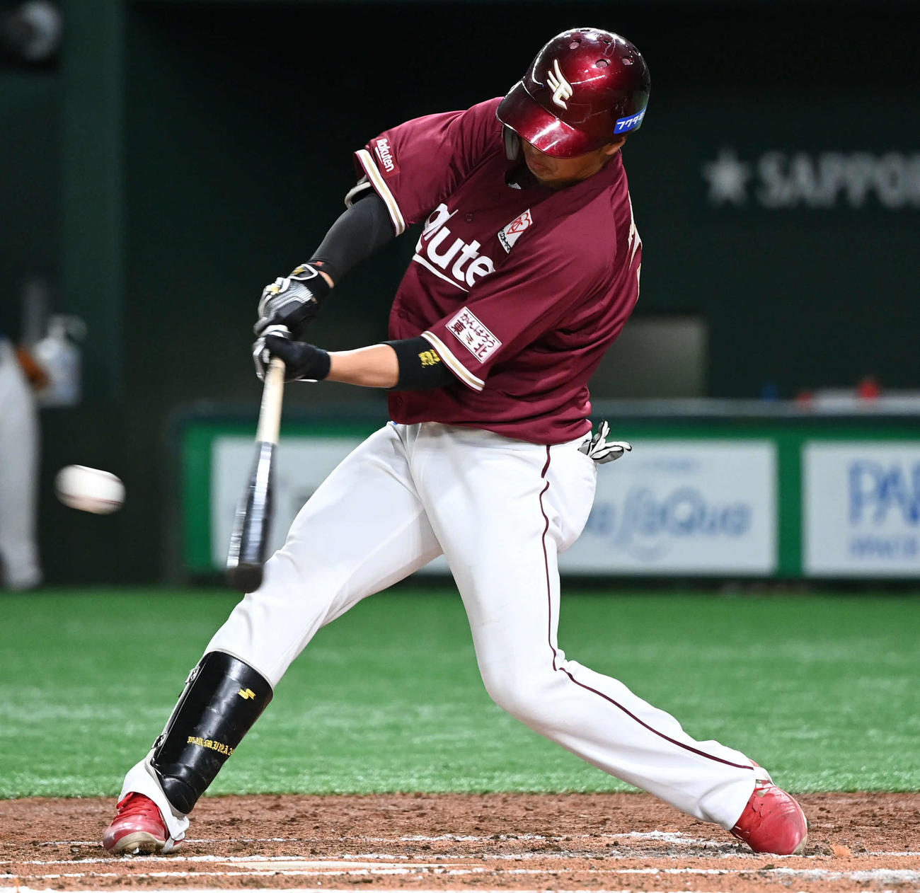 日本ハム対楽天　2回表楽天2死二塁、黒川は中前適時打を放つ（撮影・山崎安昭）