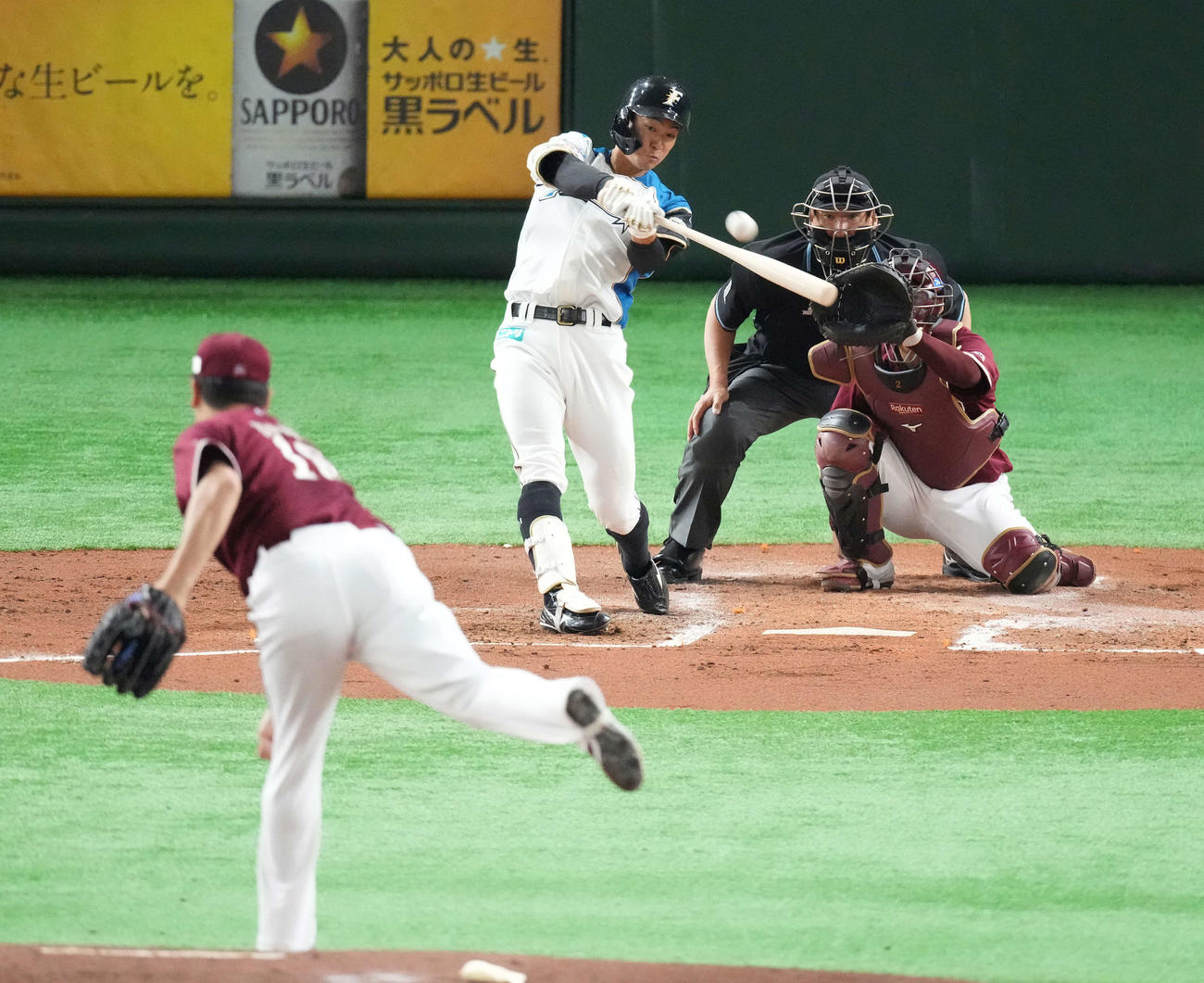 日本ハム対楽天　2回裏日本ハム無死、右越えソロ本塁打を放つ石井。投手田中将（撮影・鈴木みどり）