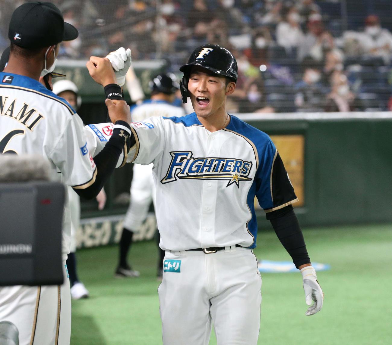 日本ハム対楽天　2回裏、本塁打を放ちナインに出迎えられる石井（撮影・黒川智章）