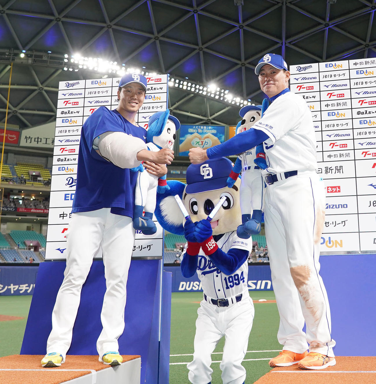 中日対広島　試合終了、ヒーローインタビュー後、ポーズを決める柳（左）と福留（右）（撮影・森本幸一）
