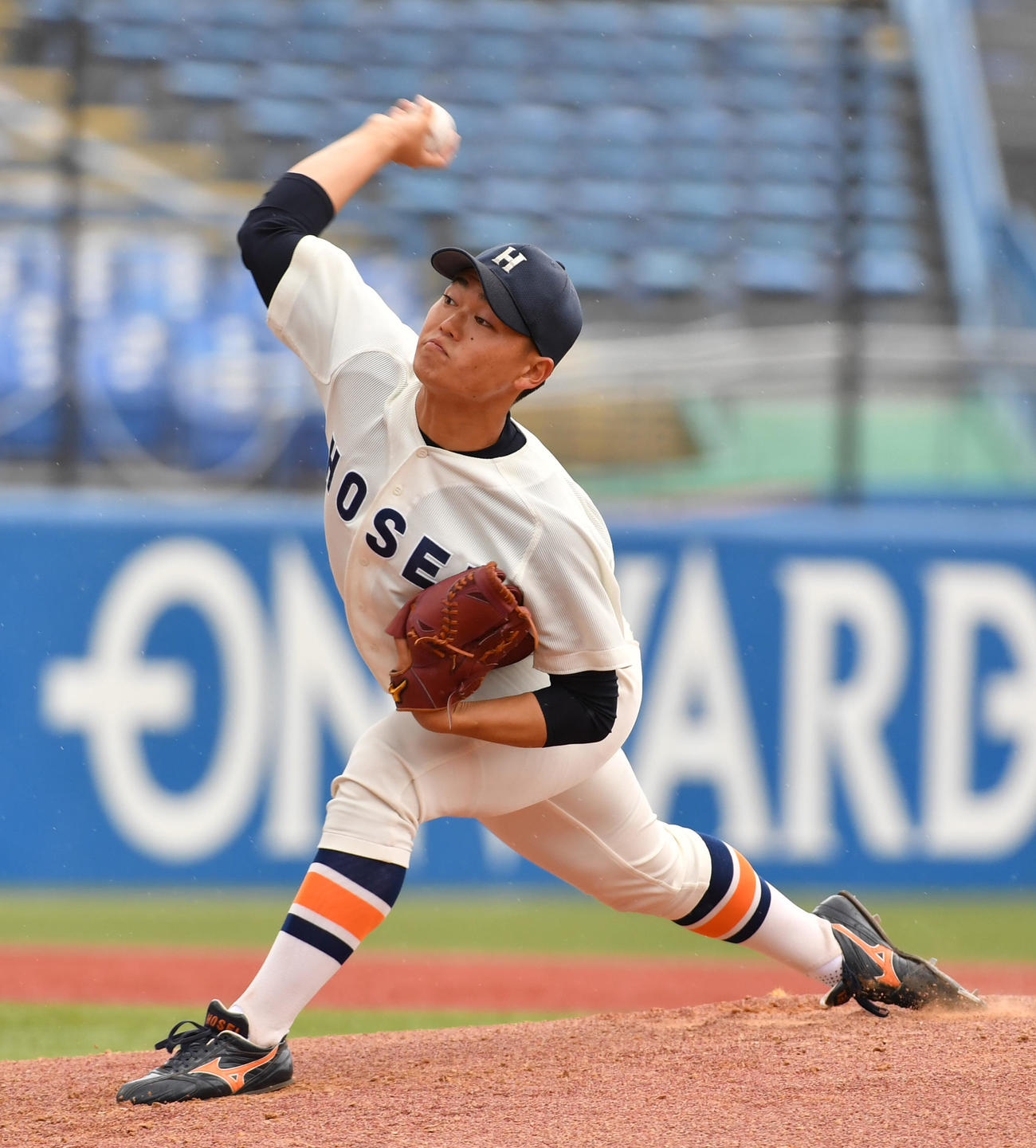 先発した法大・三浦（撮影・柴田隆二）