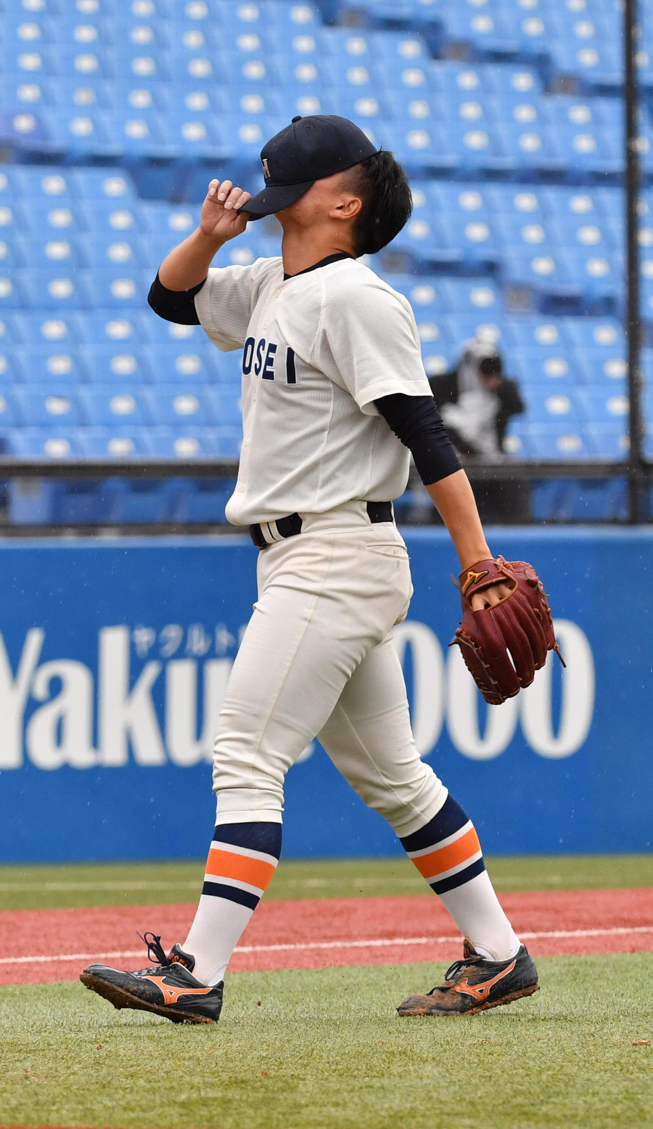 9回裏立大2死二塁、代打吉岡に同点打を浴びがっくりの三浦（撮影・柴田隆二）