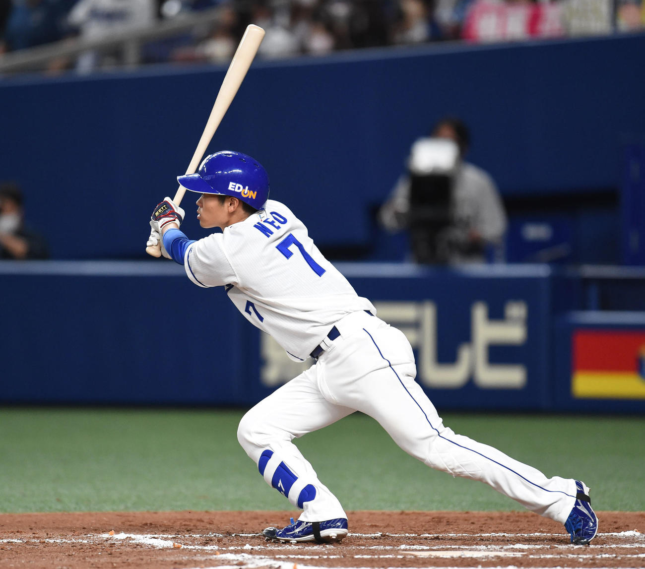中日対広島　7回裏中日1死満塁、右前に2点適時打を放つ根尾（撮影・森本幸一）