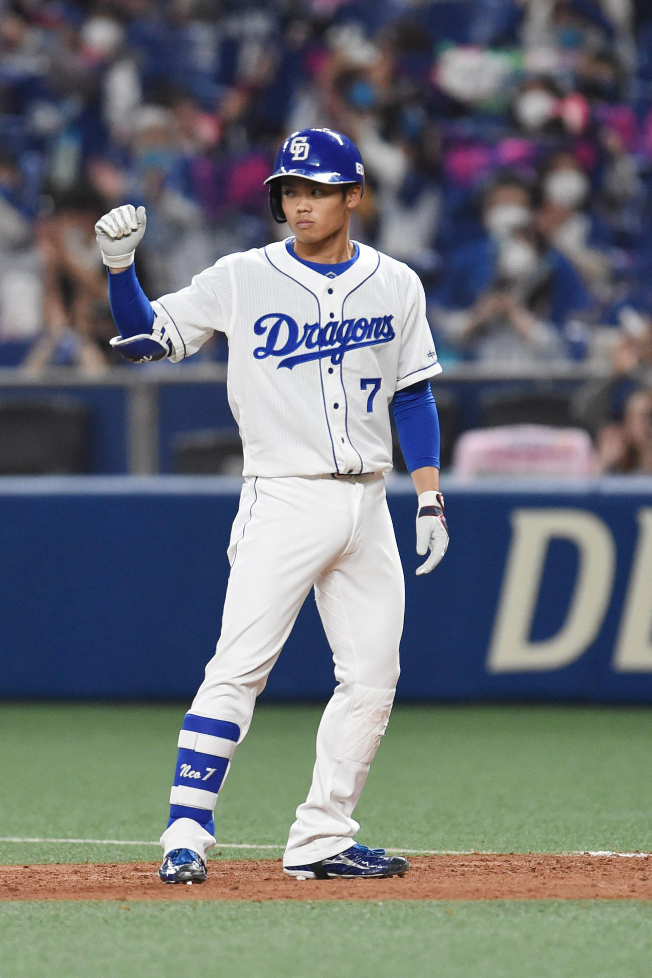 中日対広島　7回裏中日1死満塁、2点適時打を放った根尾はガッツポーズ（撮影・森本幸一）