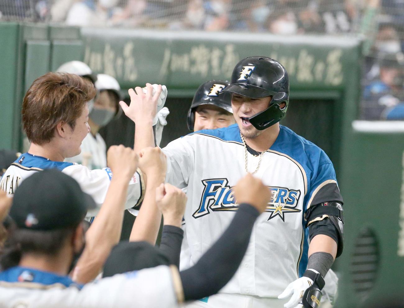 日本ハム対楽天　1回裏、2点本塁打を放ちナインに出迎えられる中田（撮影・黒川智章）