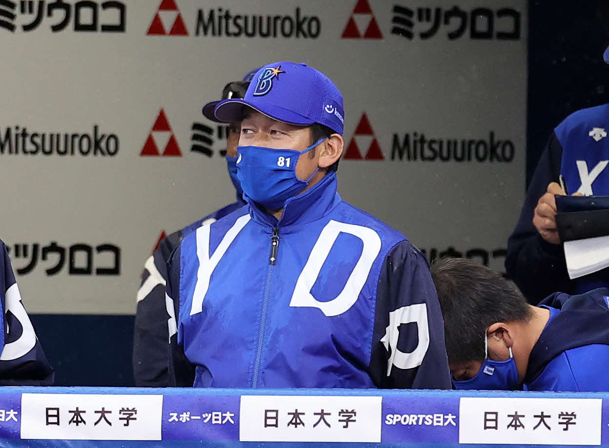 DeNA対巨人　9回裏、戦況を見つめるDeNA三浦監督（撮影・鈴木正人）