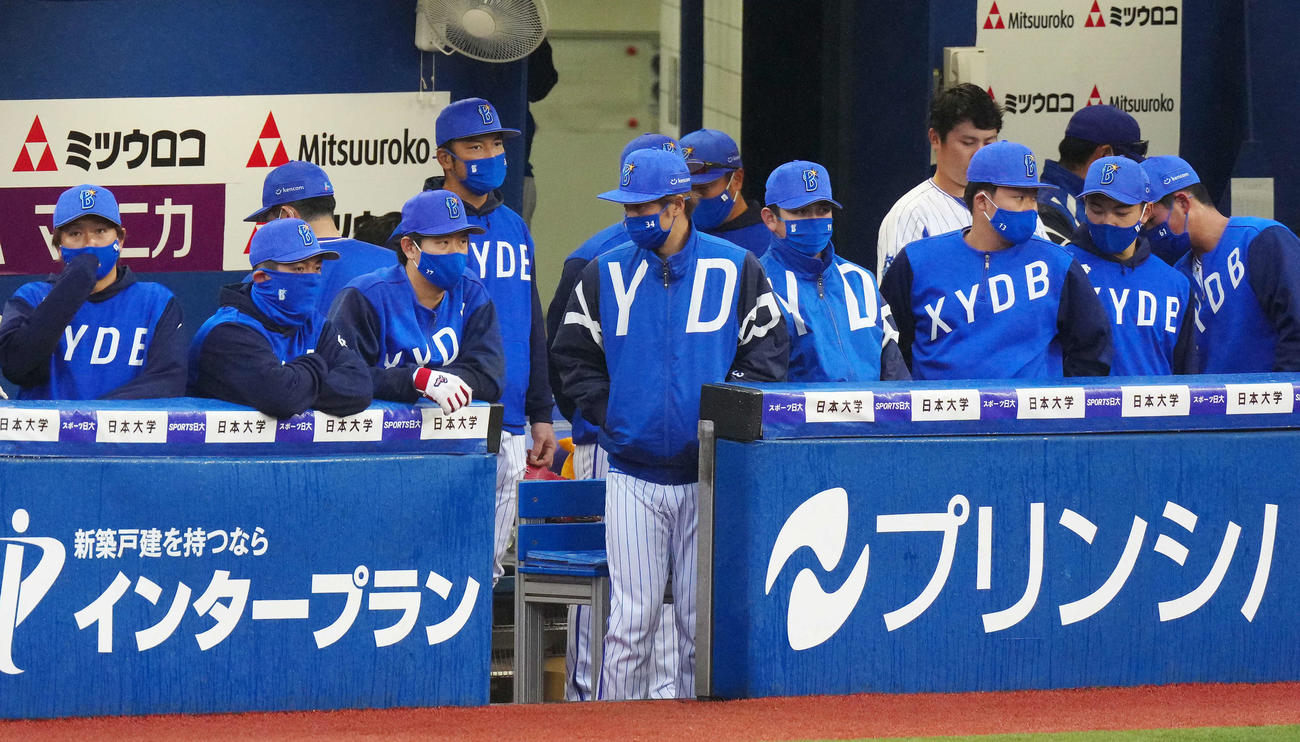 DeNA対巨人　巨人に敗れ、ベンチで厳しい表情のDeNAナイン（撮影・江口和貴）